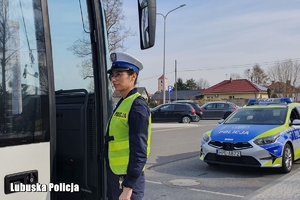 policjantka podczas kontroli autokaru