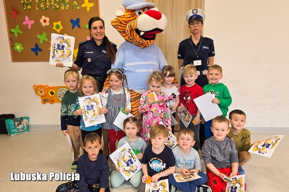 Policjanci czytają dzieciom, a Tygrysek Lupo uczy ich zasad bezpieczeństwa